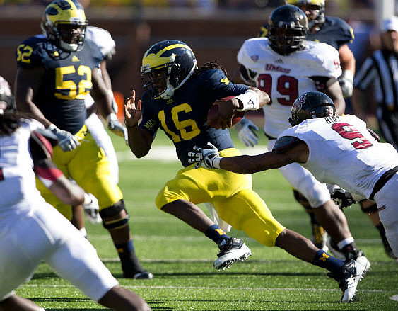 Ricky Barnum (52) and Denard Robinson (16)