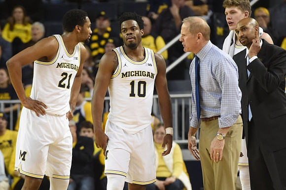 Zak Irvin (21), Derrick Walton Jr. (10), John Beilein, Saddi Washington, and Moritz Wagner (13)