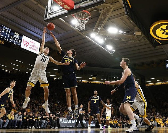 Franz Wagner (21), Brandon Johns Jr. (23), Zavier Simpson (3), and Jon Teske (15)