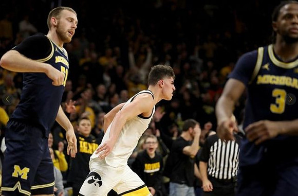 Austin Davis (51) and Zavier Simpson (3)