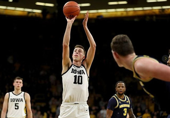 Zavier Simpson (3) and Jon Teske (15)