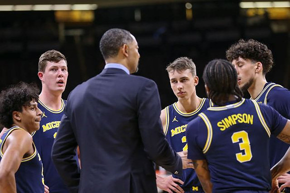 Eli Brooks (55), Jon Teske (15), Juwan Howard, Franz Wagner (21), Zavier Simpson (3), and Brandon Johns Jr. (23)