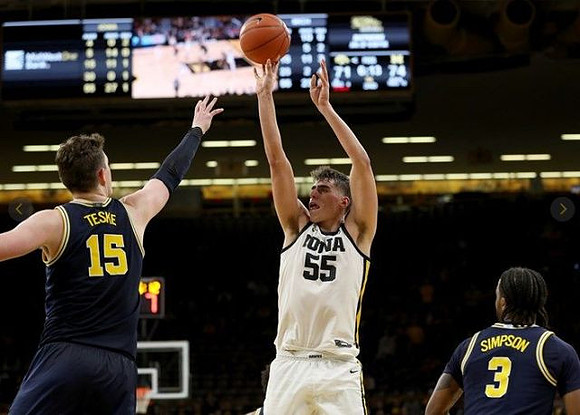 Jon Teske (15) and Zavier Simpson (3)