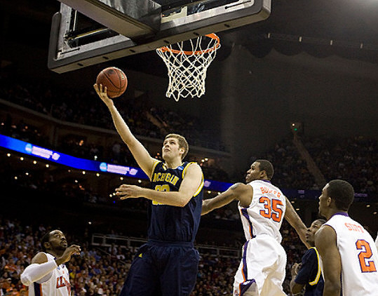 Zack Gibson (32) and Manny Harris (3)