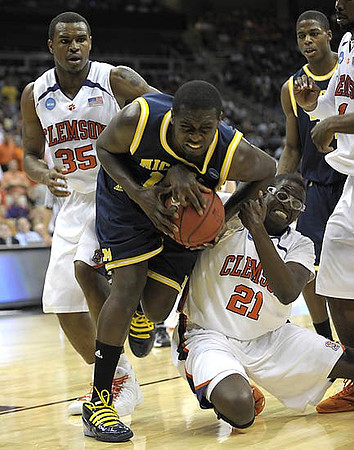Anthony Wright (12) and DeShawn Sims (34)