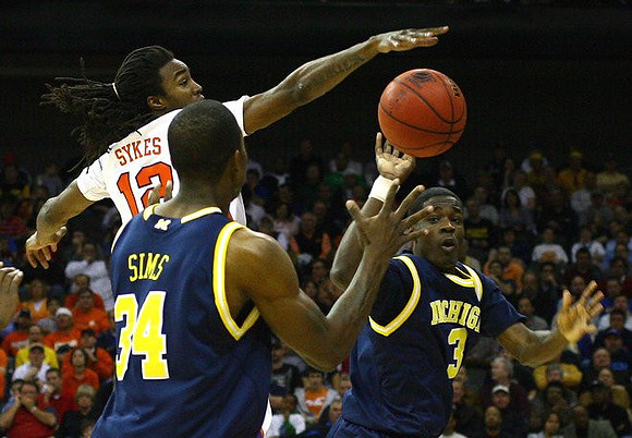 DeShawn Sims (34) and Manny Harris (3)