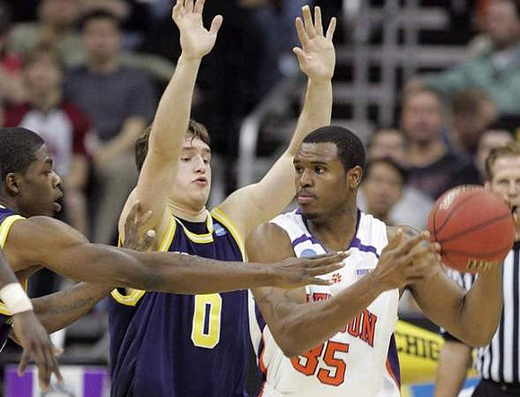 DeShawn Sims (34) and Zack Novak (0)
