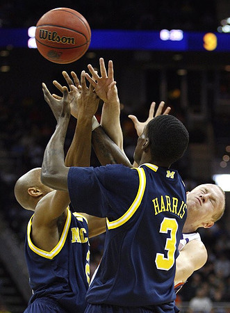 C.J. Lee (2) and Manny Harris (3)