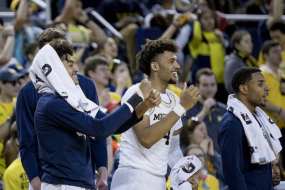 Jordan Poole (2), Isaiah Livers (4), and Jaaron Simmons (5)