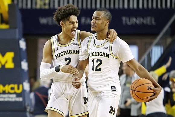 Jordan Poole (2) and Muhammad-Ali Abdur-Rahkman (12)