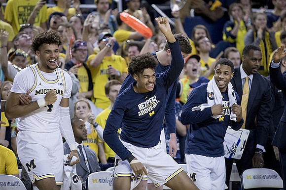 Isaiah Livers (4), Jordan Poole (2), and Jaaron Simmons (5)