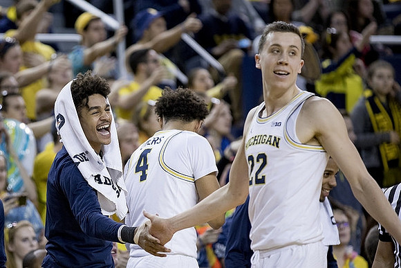 Jordan Poole (2), Isaiah Livers (4), and Duncan Robinson (22)