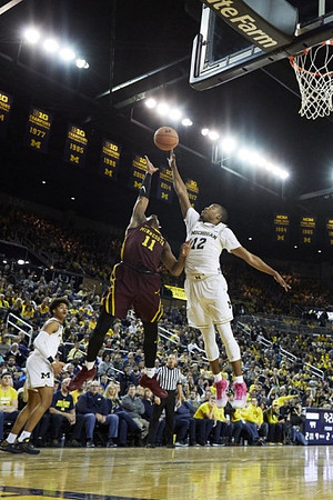 Jordan Poole (2) and Muhammad-Ali Abdur-Rahkman (12)