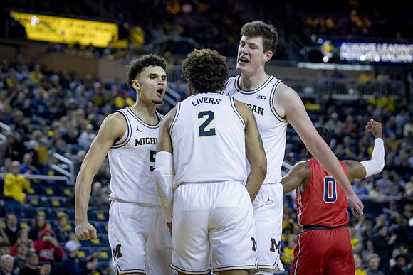 Adrien Nunez (5), Isaiah Livers (2), and Jon Teske (15)