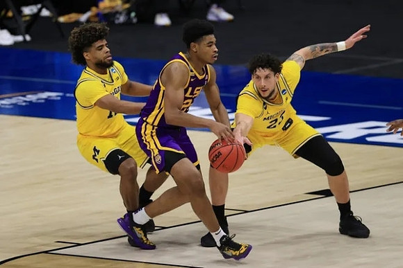 Mike Smith (12) and Brandon Johns Jr. (23)