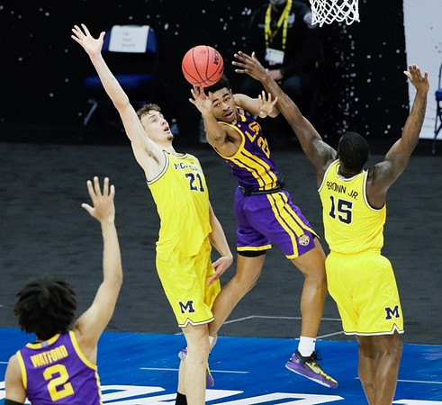 Franz Wagner (21) and Chaundee Brown Jr. (15)