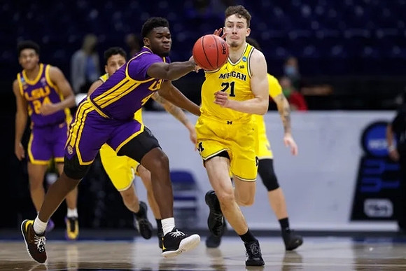 Franz Wagner (21) and Eli Brooks (55)