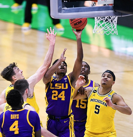 Franz Wagner (21) and Terrance Williams II (5)
