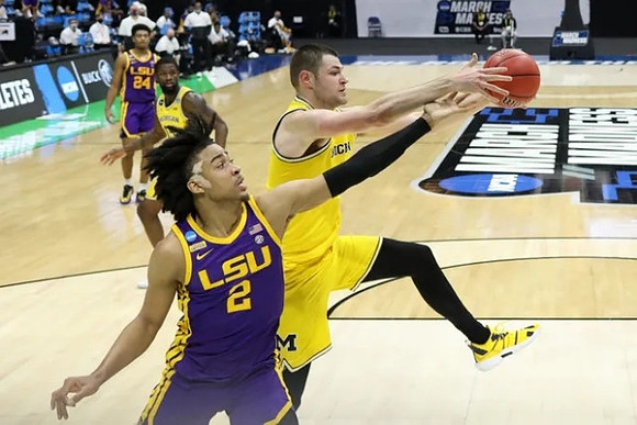 Hunter Dickinson (1) and Chaundee Brown Jr. (15)