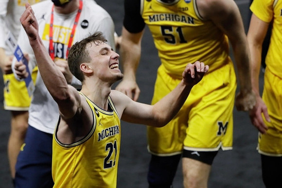 Franz Wagner (21) and Austin Davis (51)