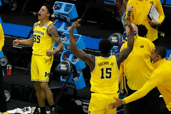 Eli Brooks (55), Chaundee Brown Jr. (15), Phil Martelli, and Juwan Howard