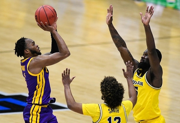 Mike Smith (12) and Chaundee Brown Jr. (15)