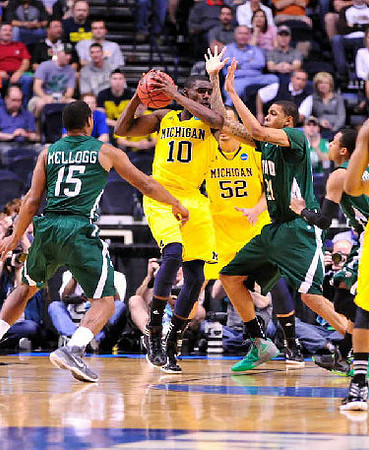 Tim Hardaway Jr. (10) and Jordan Morgan (52)