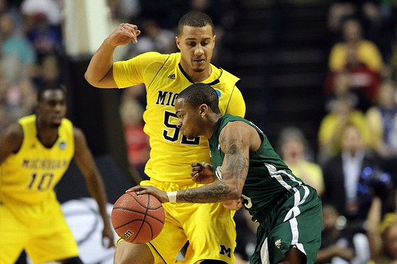 Tim Hardaway Jr. (10) and Jordan Morgan (52)