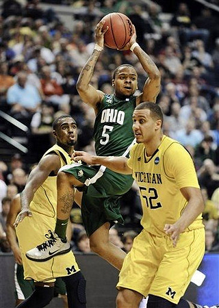 Tim Hardaway Jr. (10) and Jordan Morgan (52)