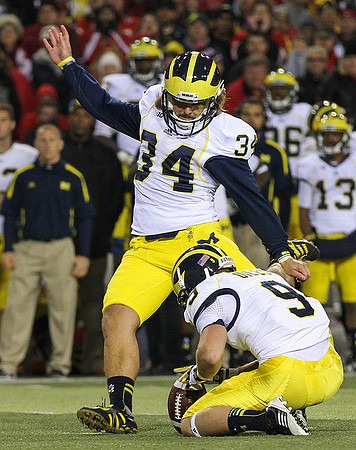 Drew Dileo (9) and Brendan Gibbons (34)
