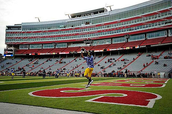 Denard Robinson (16) and Devin Gardner (12)