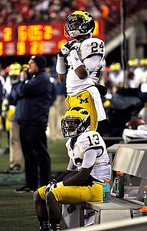 Terry Richardson (13) and Delonte Hollowell (24)