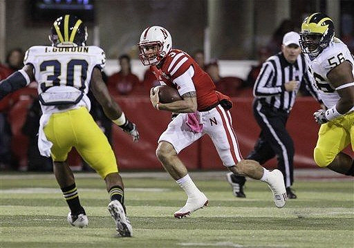 Thomas Gordon (30) and Ondre Pipkins (56)
