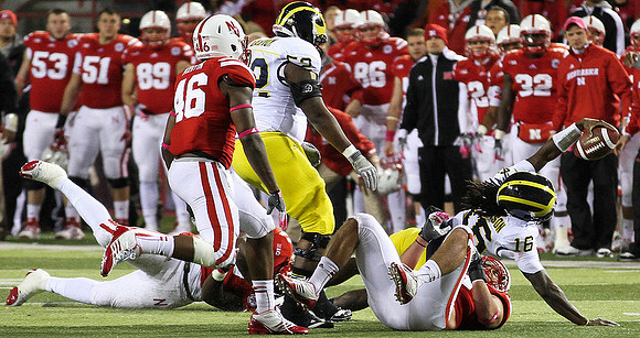 Ricky Barnum (52) and Denard Robinson (16)