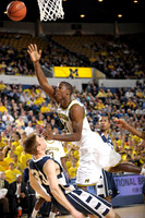 DeShawn Sims (34) and Manny Harris (3)