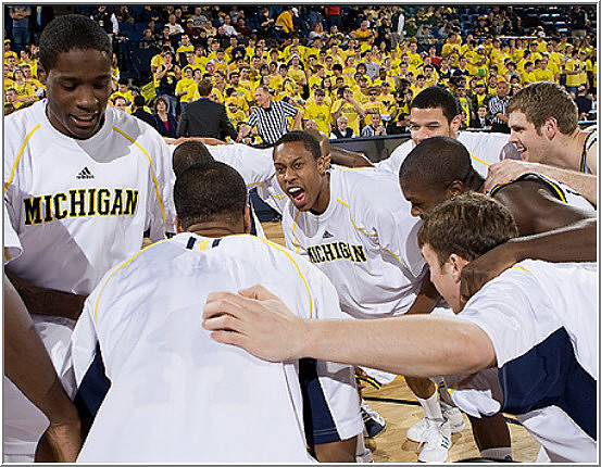 Manny Harris (3), Jevohn Shepherd (22), David Merritt (15), Zack Gibson (32), DeShawn Sims (34), and Zack Novak (0)