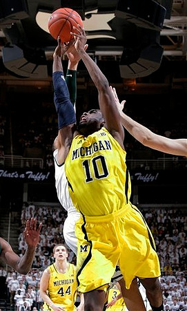 Tim Hardaway Jr. (10) and Max Bielfeldt (44)