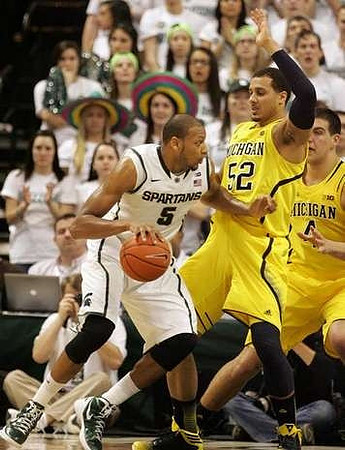 Jordan Morgan (52) and Mitch McGary (4)