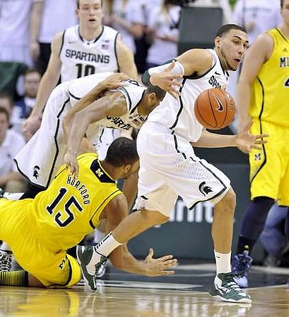 Jon Horford (15) and Mitch McGary (4)