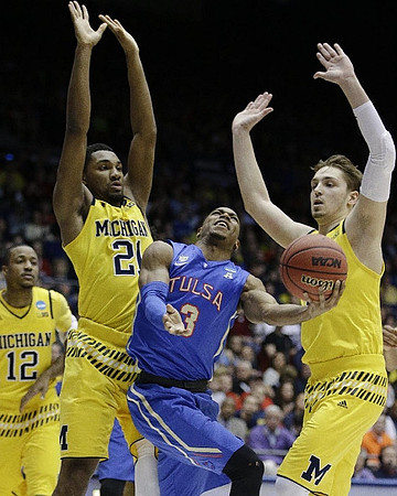 Muhammad-Ali Abdur-Rahkman (12), Zak Irvin (21), and Mark Donnal (34)