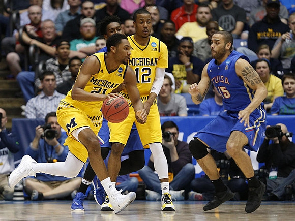 Zak Irvin (21) and Muhammad-Ali Abdur-Rahkman (12)