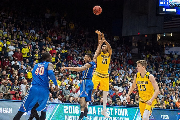 Zak Irvin (21) and Moritz Wagner (13)