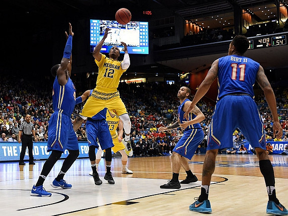 Muhammad-Ali Abdur-Rahkman (12) and Moritz Wagner (13)