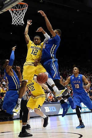 Muhammad-Ali Abdur-Rahkman (12) and Ricky Doyle (32)