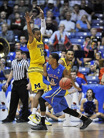 Muhammad-Ali Abdur-Rahkman (12) and Zak Irvin (21)