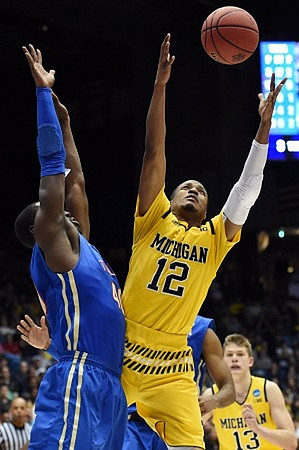 Muhammad-Ali Abdur-Rahkman (12) and Moritz Wagner (13)