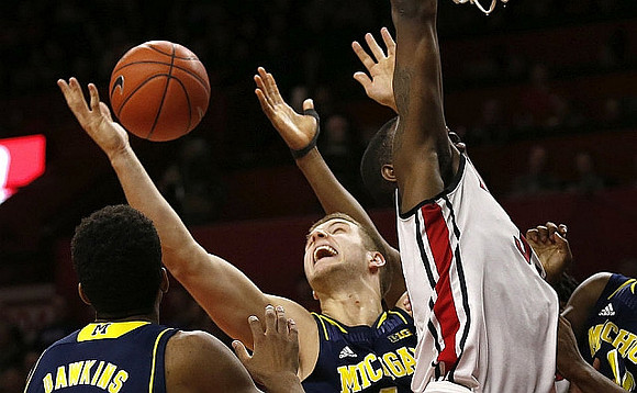 Aubrey Dawkins (24) and Max Bielfeldt (44)