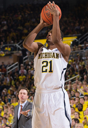 Zak Irvin (21) and Minnesota Head Coach Richard Pitino