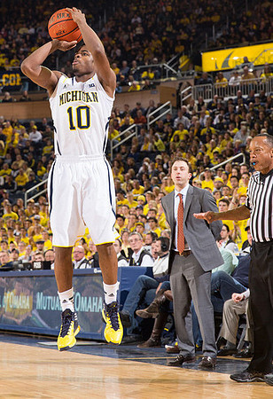 Derrick Walton Jr. (10) and Minnesota Head Coach Richard Pitino