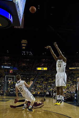 Spike Albrecht (2) and Zak Irvin (21)